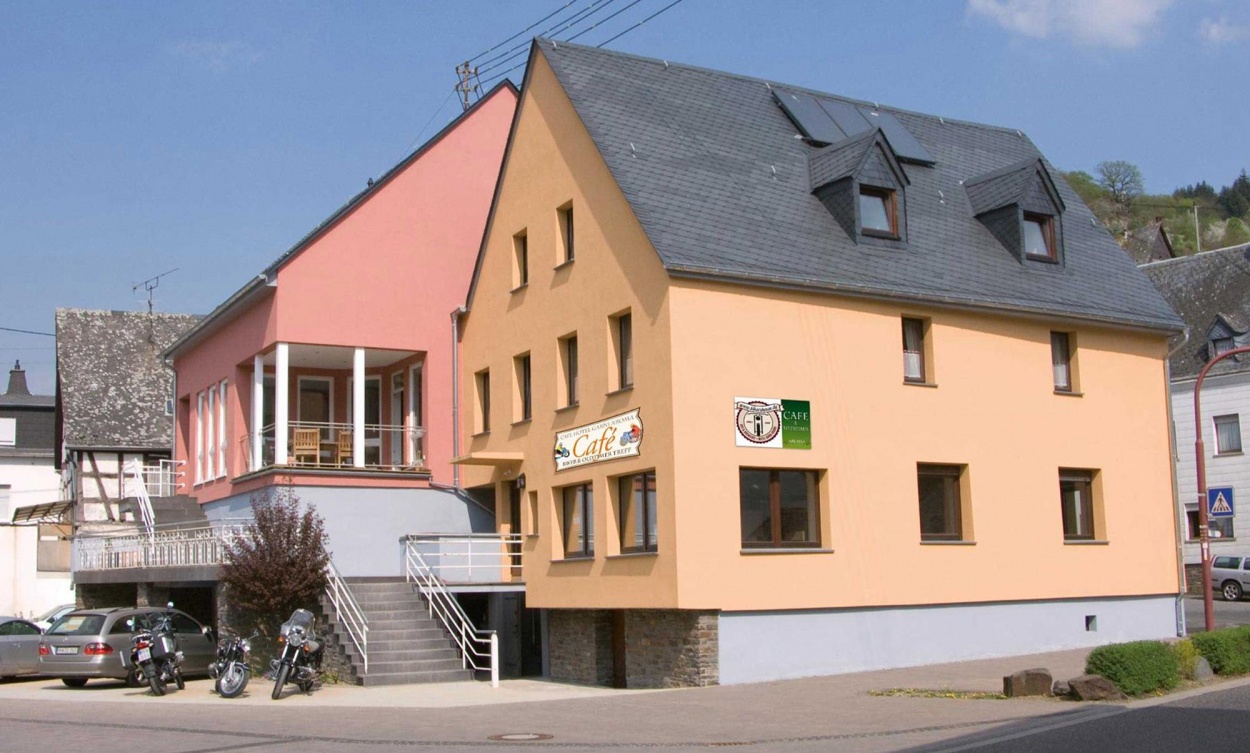  motorradfaherfreundliches Bikerhouse Hotel Aroma in Burgen 